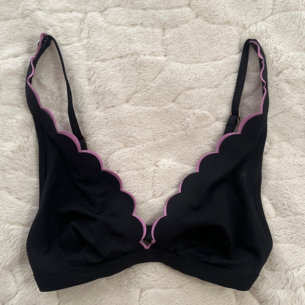 Kate Spade Scallop Wave V-Neck Bikini
Top Size XS/S